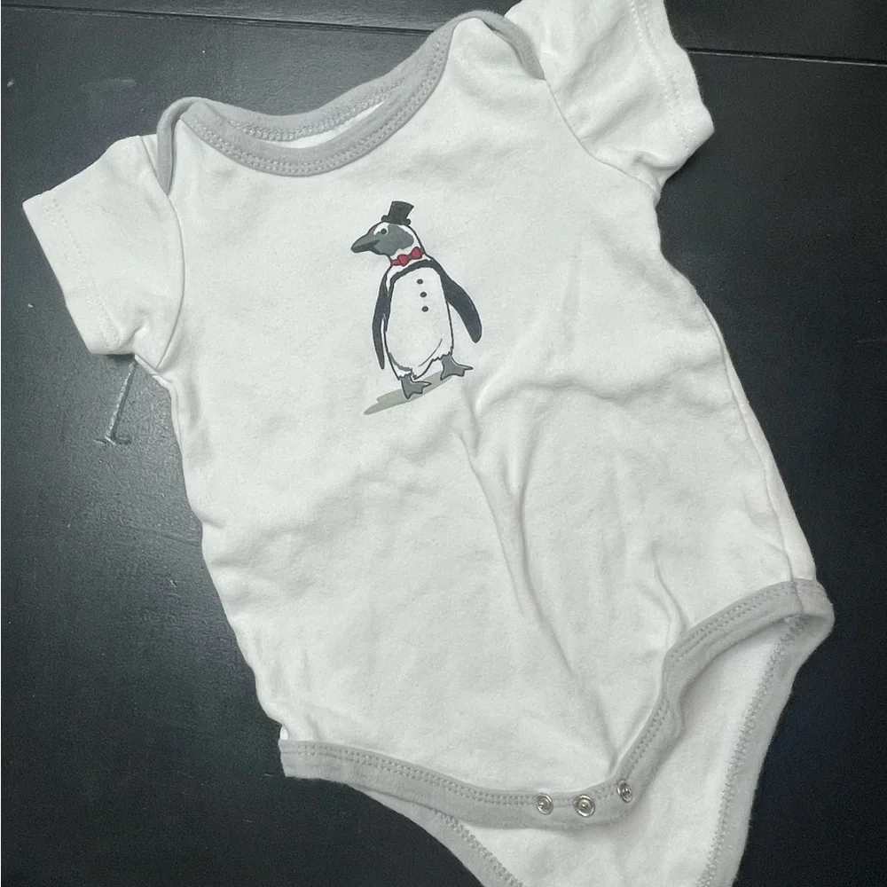 Baby Onesies 5 Set with Penguin and Plaid Designs 9-12m